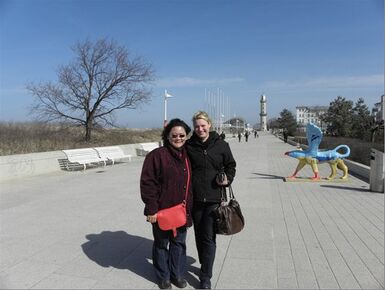 Maria (Gast aus Taiwan) und Frau Arnhold vor der Kulisse des Warnemünder Leuchturms.