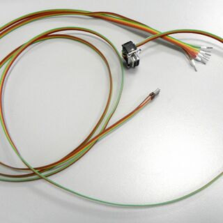 Ribbon cable with ferrules and IDC-connector, strain relief